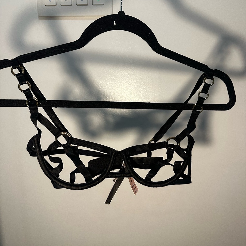 BNWT Victoria’s Secret Black Strappy Bra